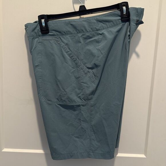 Mountain Hardwear Women's High-Rise Bermuda Shorts. Size 10 - Picture 6 of 10